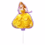Balon din folie metalizată decupat în formă de figurină reprezentând-o pe prințesa Belle purtând rochia galbenă elegantă de bal și ținând un trandafir roșu în mână, evidențiată de un contur mov, montat pe un băț alb de susținere