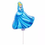 Balon din folie metalizată decupat în formă de figurină reprezentând-o pe prințesa Cenușăreasa (Cinderella) purtând rochia albastră de bal decorată cu detalii sclipitoare și părul blond prins în coc, montat pe un băț alb de susținere