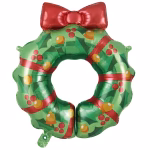Balon din folie metalizată decupat în formă de coroniță verde de Crăciun, cu un decupaj rotund în centru, decorată festiv cu frunze de ilice, fructe roșii, clopoței aurii, o panglică roșie înfășurată și o fundă roșie mare supradimensionată în partea superioară