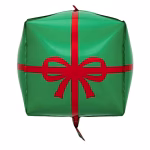 Balon din folie metalizată de tip 4D, cu formă cubică tridimensională, având un fundal roșu lucios decorat cu un imprimeu ce imită o panglică verde încrucișată și o fundă verde stilizată în centru, semănând perfect cu o cutie de cadou de Crăciun
