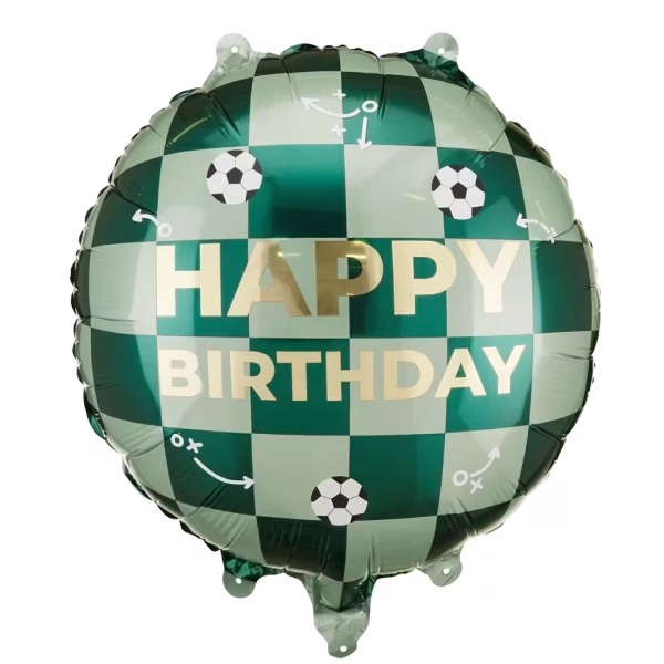 Balon din folie rotund avand un fundal cu model in sah in nuante de verde inchis si deschis decorat cu mingi de fotbal alb cu negru scheme tactice cu sageti albe si mesajul central Happy Birthday scris cu litere mari aurii