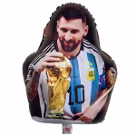 Balon din folie metalizată decupat în formă de figurină reprezentându-l pe celebrul fotbalist Lionel Messi zâmbind, îmbrăcat în tricoul echipei naționale a Argentinei cu numărul 10 și ținând în mâini trofeul auriu al Cupei Mondiale
