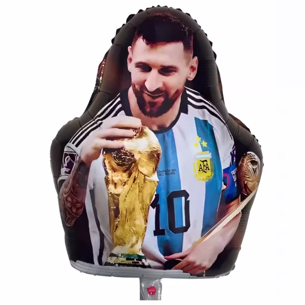 Balon din folie metalizată decupat în formă de figurină reprezentându-l pe celebrul fotbalist Lionel Messi zâmbind, îmbrăcat în tricoul echipei naționale a Argentinei cu numărul 10 și ținând în mâini trofeul auriu al Cupei Mondiale