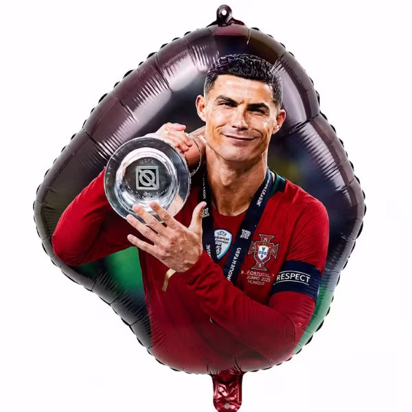 Balon din folie metalizată decupat în formă de figurină reprezentându-l pe celebrul fotbalist Cristiano Ronaldo zâmbind, îmbrăcat în tricoul roșu al echipei naționale a Portugaliei și sprijinind un trofeu argintiu pe umăr
