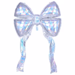 Balon gigant din folie în formă de fundiță cu panglici lungi, având un finisaj iridiscent care reflectă nuanțe holografice pastelate, fixat pe un perete elegant de culoare albă