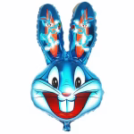 Balon din folie metalizată decupat în formă de cap de iepure Bugs Bunny pe un fundal albastru lucios, având imprimate pe urechi ilustrații mai mici cu personajul ținând un morcov și o floare