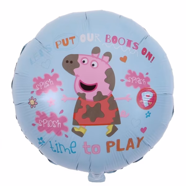 Balon din folie rotund de culoare albastru deschis cu Peppa Pig in centru plina de pete de noroi purtand rochita rosie si cizme galbene inconjurata de pete de noroi roz cu textele splish splash splosh si mesajele let's put our boots on si time to PLAY