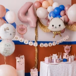Balon din folie in forma de cap de pisica de culoare crem cu urechi si obraji roz deschis, mustati aurii si o funda voluminoasa aurie la baza