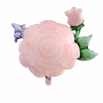 Balon din folie metalizată în formă de trandafir roz pastel, accesorizat cu un boboc de trandafir și frunze verzi pe partea dreaptă, alături de un fluturaș mov așezat delicat pe petalele din partea stângă