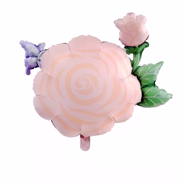 Balon din folie metalizată în formă de trandafir roz pastel, accesorizat cu un boboc de trandafir și frunze verzi pe partea dreaptă, alături de un fluturaș mov așezat delicat pe petalele din partea stângă