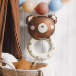 Balon din folie format dintr-un cap de ursulet maro cu obraji albi si un papion alb, asezat pe un inel alb decorat cu stele aurii metalizate si puncte