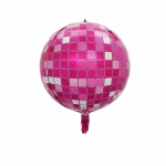 Balon din folie metalizată perfect sferic, de tip Orbz, decorat cu un imprimeu tip glob disco format dintr-un model grilă cu pătrate lucioase în nuanțe de roz fucsia, roz deschis și argintiu