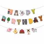 Banner din carton cu mesajul Happy Birthday unde literele sunt stilizate ca animale de fermă și elemente rustice, însoțit de o ghirlandă cu un hambar roșu cu mesajul WELCOME, moară de vânt, porcușor, văcuță și puișor