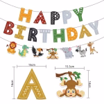 Banner din carton cu mesajul Happy Birthday format din litere colorate cu diverse modele grafice, însoțit de o ghirlandă cu animale de junglă: leu, crocodil, tucan, maimuță atârnată de o creangă, elefant, zebră și girafă