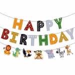 Banner din carton cu mesajul Happy Birthday format din litere colorate cu diverse modele grafice, însoțit de o ghirlandă cu animale de junglă: leu, crocodil, tucan, maimuță atârnată de o creangă, elefant, zebră și girafă