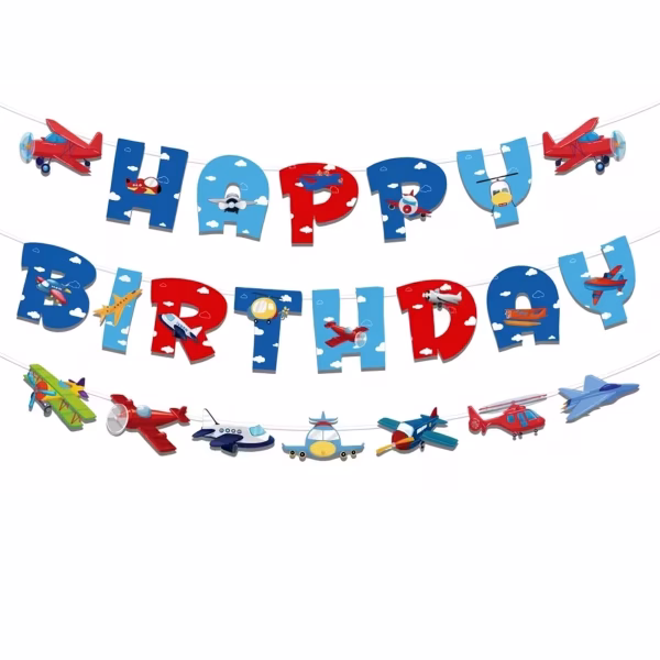 Banner festiv din carton cu mesajul Happy Birthday, având literele decorate cu norișori și mici avioane, însoțit de decupaje sub formă de avioane roșii, elicoptere și avioane de pasageri