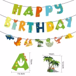 Banner din carton cu mesajul Happy Birthday, format din litere colorate decorate cu amprente și solzi de dinozaur, însoțit de o ghirlandă cu diverse figurine: T-Rex, Stegosaurus, Triceratops, un vulcan cu palmieri și un pui de dinozaur