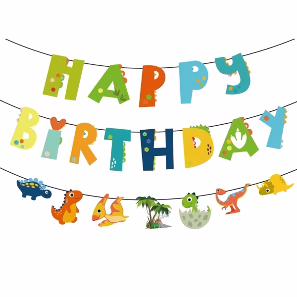 Banner din carton cu mesajul Happy Birthday, format din litere colorate decorate cu amprente și solzi de dinozaur, însoțit de o ghirlandă cu diverse figurine: T-Rex, Stegosaurus, Triceratops, un vulcan cu palmieri și un pui de dinozaur
