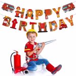 Banner din carton cu mesajul Happy Birthday flancat de două mașini de pompieri roșii, având literele decorate cu elemente specifice de intervenție: un pompier echipat, mască de gaze, hidrant, extinctor, furtun cu apă și flăcări