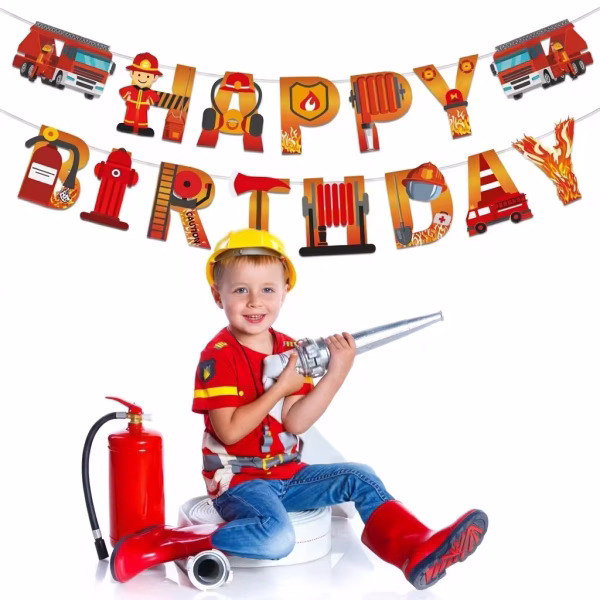 Banner din carton cu mesajul Happy Birthday flancat de două mașini de pompieri roșii, având literele decorate cu elemente specifice de intervenție: un pompier echipat, mască de gaze, hidrant, extinctor, furtun cu apă și flăcări