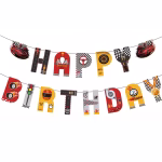 Banner din carton cu mesajul Happy Birthday decorat cu elemente specifice curselor auto, mașini sport roșii vibrante, steaguri cu pătrățele alb-negru, litere sub formă de șosea, vitezometru și semafor