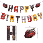 Banner din carton cu mesajul Happy Birthday decorat cu elemente specifice curselor auto, mașini sport roșii vibrante, steaguri cu pătrățele alb-negru, litere sub formă de șosea, vitezometru și semafor