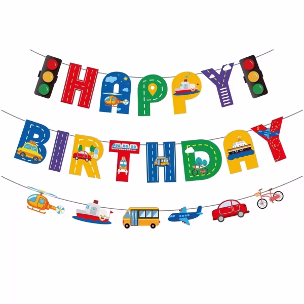 Banner festiv din carton afișând mesajul Happy Birthday flancat de semafoare, cu litere decorate cu marcaje rutiere și mici vehicule, însoțit de o ghirlandă inferioară cu decupaje în formă de elicopter, vaporaș, autobuz școlar, avion, mașină roșie și bicicletă