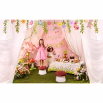 Banner de petrecere cu mesajul Happy Birthday format din litere roz si verzi decorate cu liane flori de camp ciupercute rosii si zane delicate cu aripi