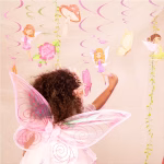 Set de opt decoratiuni suspendate tip spirala in culori pastelate de verde roz si mov de care sunt atasate ornamente decupate din carton reprezentand zane delicate o ciuperca rosie o floare roz si fluturi