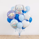Aranjament format din 15 baloane incluzand o figurina centrala Cinnamoroll din folie care tine o capsuna acompaniata de doua baloane rotunde tematice o stea si o inima din folie albe si baloane din latex in nuante de albastru si bleu
