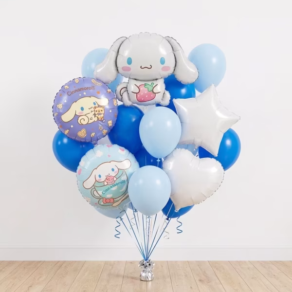 Aranjament format din 15 baloane incluzand o figurina centrala Cinnamoroll din folie care tine o capsuna acompaniata de doua baloane rotunde tematice o stea si o inima din folie albe si baloane din latex in nuante de albastru si bleu