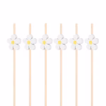 Set de betisoare pentru gustari din bambus decorate cu flori albe tip margarete avand centrul galben