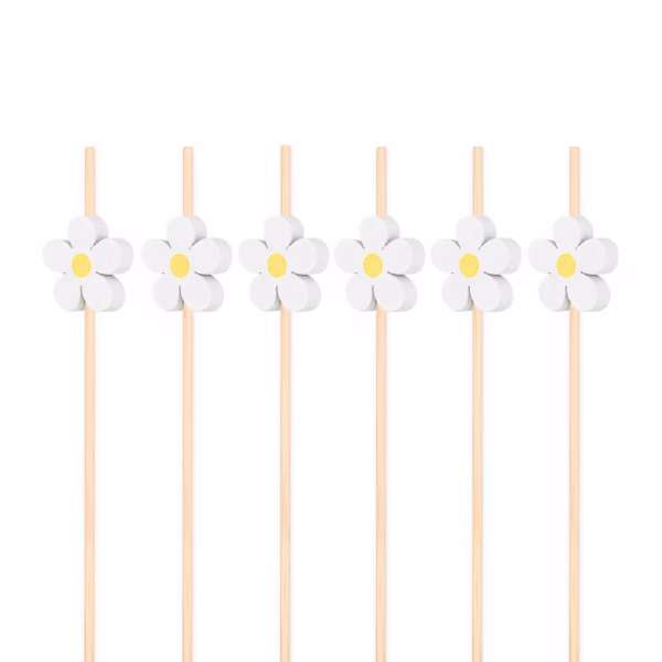 Set de betisoare pentru gustari din bambus decorate cu flori albe tip margarete avand centrul galben
