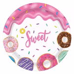 Farfurie din carton de 18 cm cu tematica gogosi, avand textul roz caligrafic Sweet in centru, inconjurat de gogosi asortate in culori pastelate, presarate cu artificii decorative, si o bordura care imita glazura roz curgatoare