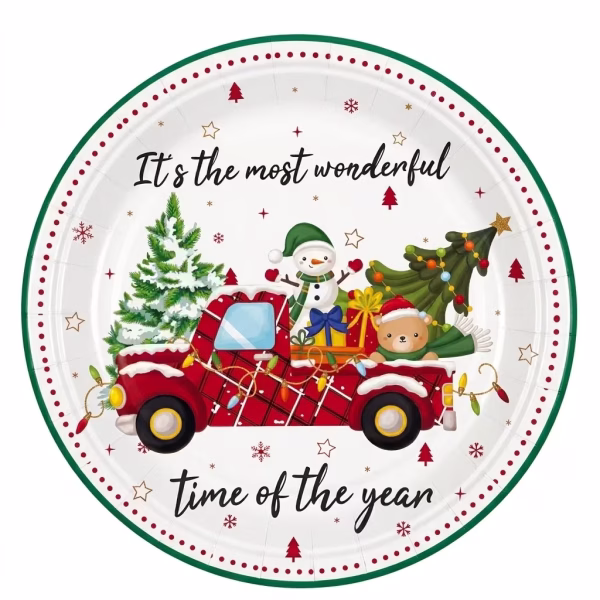 Farfurie din carton de 18 cm cu bordura verde, ilustrand o masinuta rosie clasica incarcata cu un brad, un om de zapada, un ursulet si cadouri, insotita de mesajul It's the most wonderful time of the year