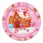 Farfurie din carton de 18 cm cu fundal roz pastel, decorata central cu o casuta din turta dulce acoperita cu zapada, o figurina turta dulce fetita, acadele colorate si o bordura cu dulciuri, fulgi de nea si clopotei