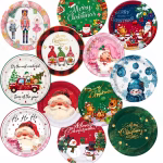 O colectie variata de farfurii din carton cu tematica de Craciun, ilustrand modele festive precum Mos Craciun, Spargatorul de Nuci, om de zapada, reni, gnomi si faimoasa masinuta rosie