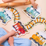 Set de 6 farfurii din carton decupate in forma de locomotiva de tren cu aburi in trei culori asortate menta galben si rosu cu inscriptia Happy Express