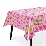 Fata de masa dreptunghiulara de culoare roz deschis decorata pe toata suprafata cu fluturi si motive florale roz intens si marginita de mesajul aurit Happy Birthday
