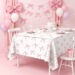 Fata de masa dreptunghiulara de culoare alba decorata cu un model repetitiv format din fundite roz elegante cu aspect de acuarela si mici stelute roz