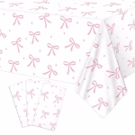 Fata de masa dreptunghiulara de culoare alba decorata cu un model repetitiv format din fundite roz elegante cu aspect de acuarela si mici stelute roz