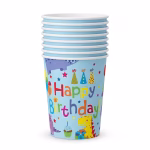 Pahar din carton de 250 ml cu fundal bleu deschis, decorat central cu textul multicolor Happy Birthday, inconjurat de ilustratii cu dinozauri simpatici, coifuri de petrecere, o briosa cu lumanare, un cadou, baloane si stelute