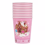 Pahar din carton de 250 ml cu fundal roz pastel, decorat central cu o casuta din turta dulce, o figurina fetita, acadele colorate si fulgi de nea
