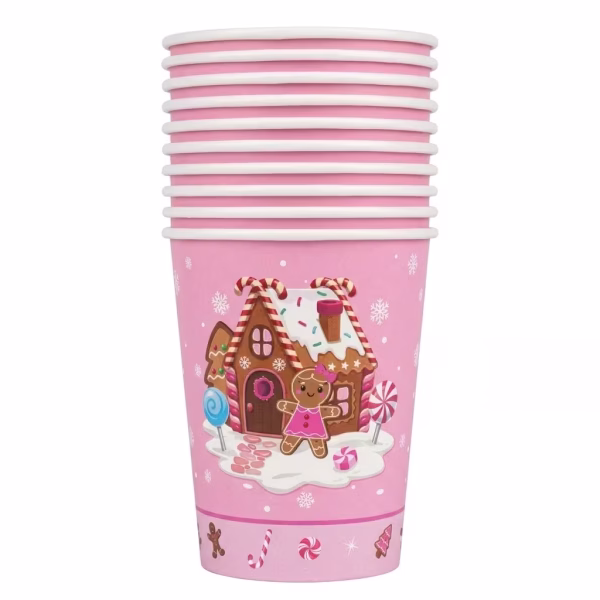 Pahar din carton de 250 ml cu fundal roz pastel, decorat central cu o casuta din turta dulce, o figurina fetita, acadele colorate si fulgi de nea