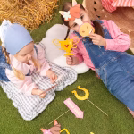 Set de 11 elemente de recuzita foto din carton cu tematica echitatie, incluzand capete de caluti cu ochelari, trofeu, potcoava, rozete, morcov si mesaje haioase precum Horse Lover si Yeehaw