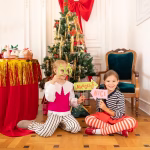 Set de 13 propsuri pentru cabina foto de Craciun incluzand accesorii amuzante cu sageti cu texte specifice barba de Mos Craciun coarne de ren si ochelari in forma de brad