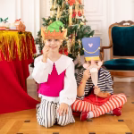 Set de 13 propsuri pentru cabina foto de Craciun incluzand accesorii amuzante cu sageti cu texte specifice barba de Mos Craciun coarne de ren si ochelari in forma de brad