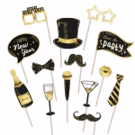 Set de 14 propsuri pentru cabina foto de Revelion in culorile negru si auriu incluzand mesaje tematice joben mustati pahare si sticla de sampanie