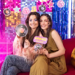 Set de 18 propsuri pentru cabina foto cu tematica disco party si k-pop incluzand chitara in forma de stea casetofon caseta audio peruca afro ochelari si mesaje tematice