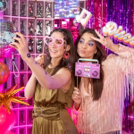 Set de 18 propsuri pentru cabina foto cu tematica disco party si k-pop incluzand chitara in forma de stea casetofon caseta audio peruca afro ochelari si mesaje tematice